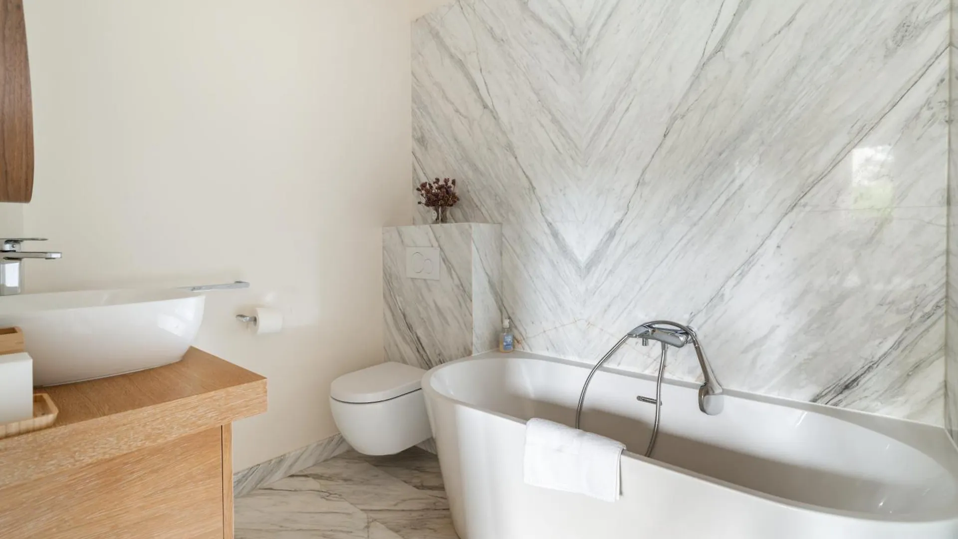 Luxury Apartment On Canal Saint Martin 파리