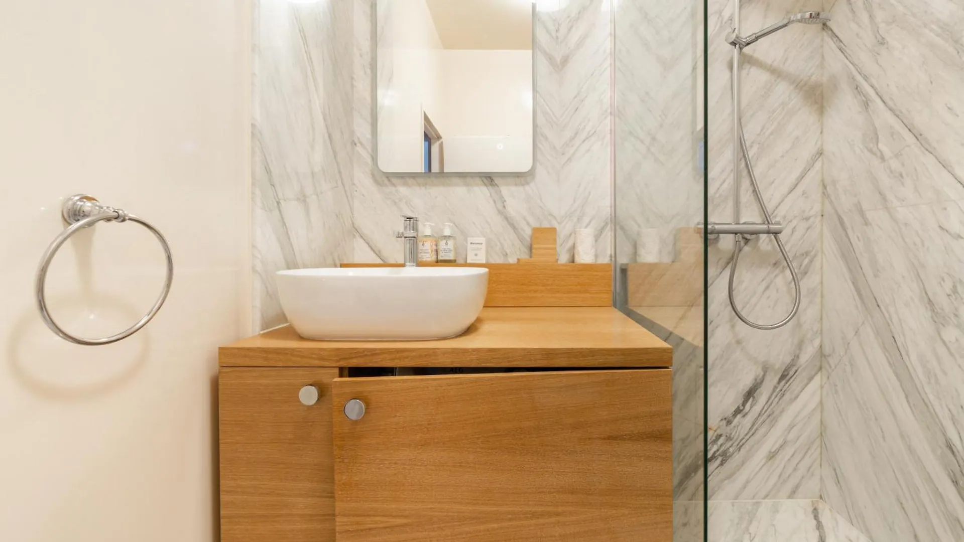 Luxury Apartment On Canal Saint Martin Paris France
