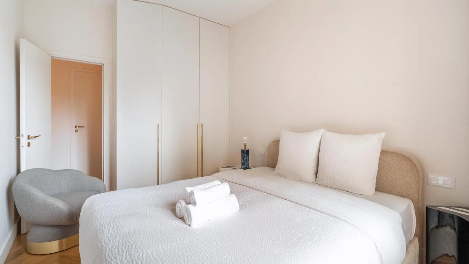 Luxury Apartment On Canal Saint Martin Paris